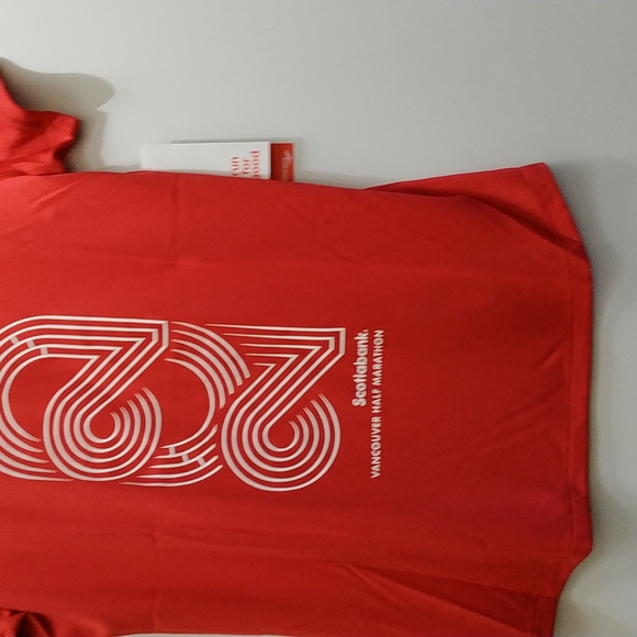 Saucony BNWT Red Running shirt Scotiabank Vancouver half marathon size S - Picture 5 of 6